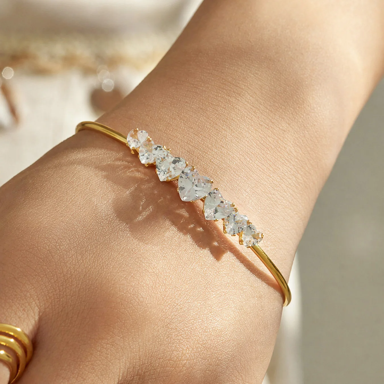 Edelstahl-Manschettenarmbänder mit Herz-Zirkon, Cubic Zirconia Armband, 18k vergoldete Armreifen, zierlicher Schmuck, Geschenk für Frauen – Detail 3