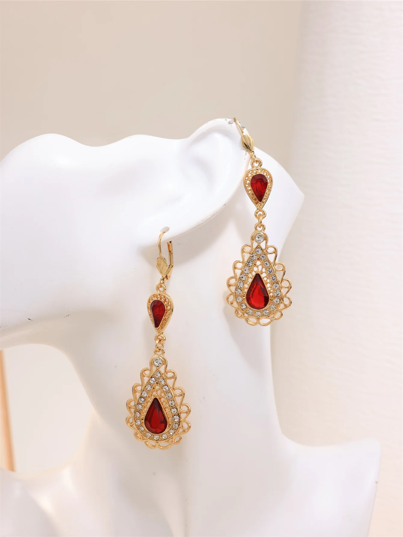 Vintage Crystal Teardrop Dangle Earrings Gold Tone Hollow Rhinestone Drop Earrings Moroccan Dubai Bridal Wedding Party Jewelry