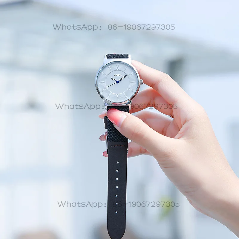 Reloj cuarzo esfera grande moda mujer - close-up view