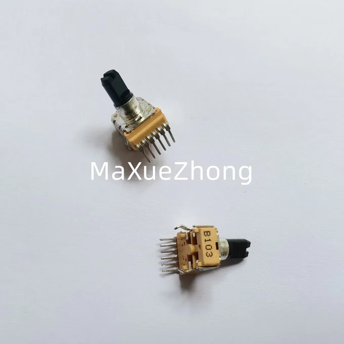 

Оригинальный новый 100% 142 тип вертикальный 6-контактный двойной потенциометр R151T B10K длина ручки 13MMF (ПЕРЕКЛЮЧАТЕЛЬ)