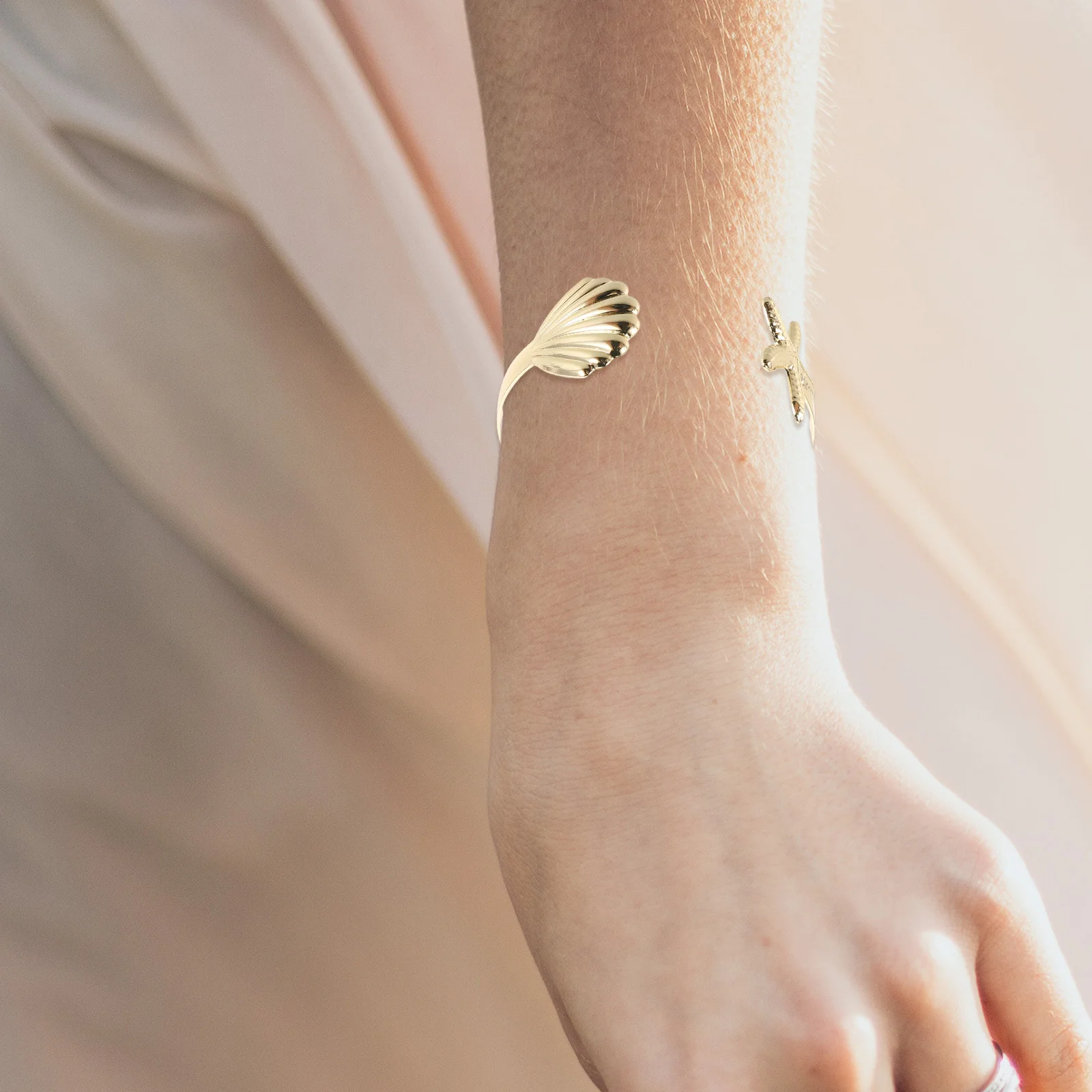

2Pcs Adjustable Open Seashell Star Bangle Metal Bracelet Summer Tropical Beach Party Jewelry Wave Seashell Bracelet