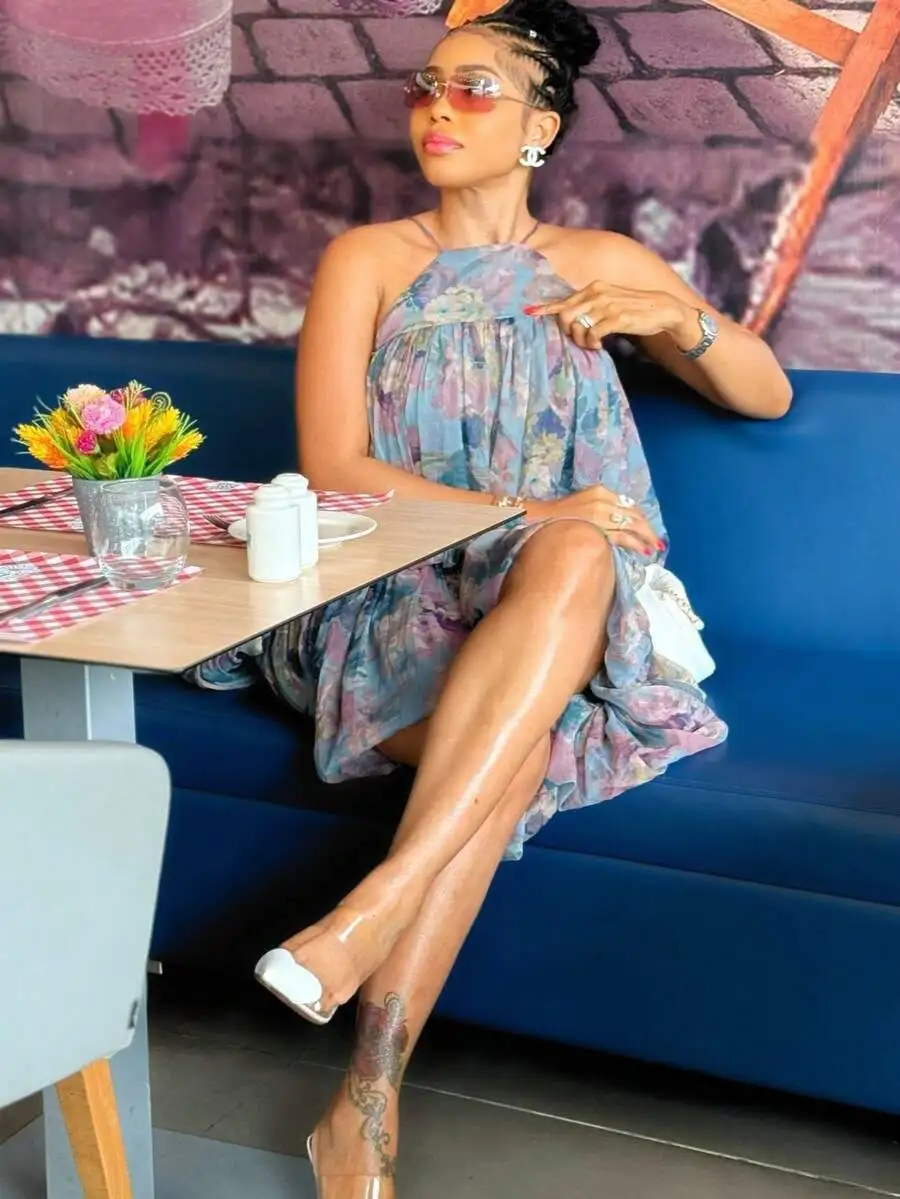 Vestido Midi Floral sin Mangas con Cuello Halter, Corpiño Drapeado y Dobladillo Asimétrico con Volantes para Invitadas a Bodas de Verano, Estilo Boho para Vacaciones