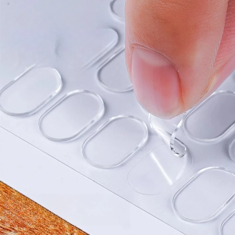 Podstawa figurki z blind boxu jest mocowana przez przezroczysty, wysokowiskozyczny, dwustronny klej nano dozujący się bez śladów.