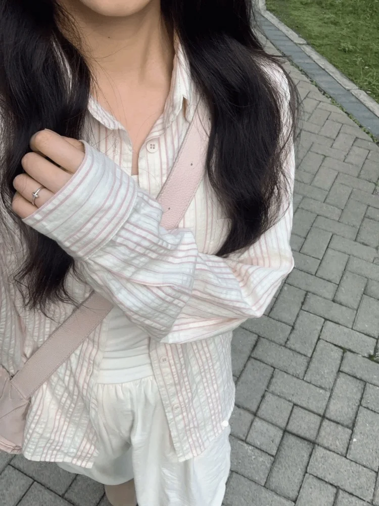 

Розовая полосатая хлопковая рубашка в стиле «Дофамин» с защитой от солнца, женская модель 2026 года, новая, в стиле «ленивый шик», рубашка-пальто, верхняя одежда, с воротником