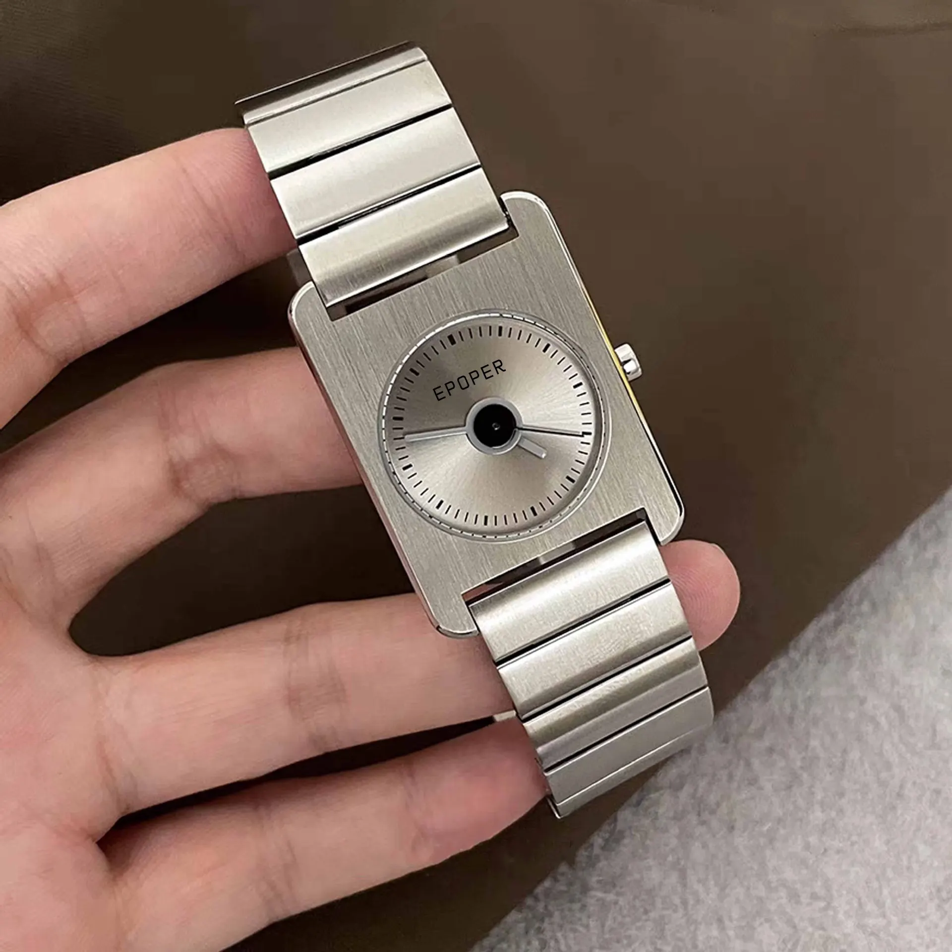 Elegant women's wristwatch, sophisticated and minimalist design with contrasting colors, high-value steel band quartz watch.