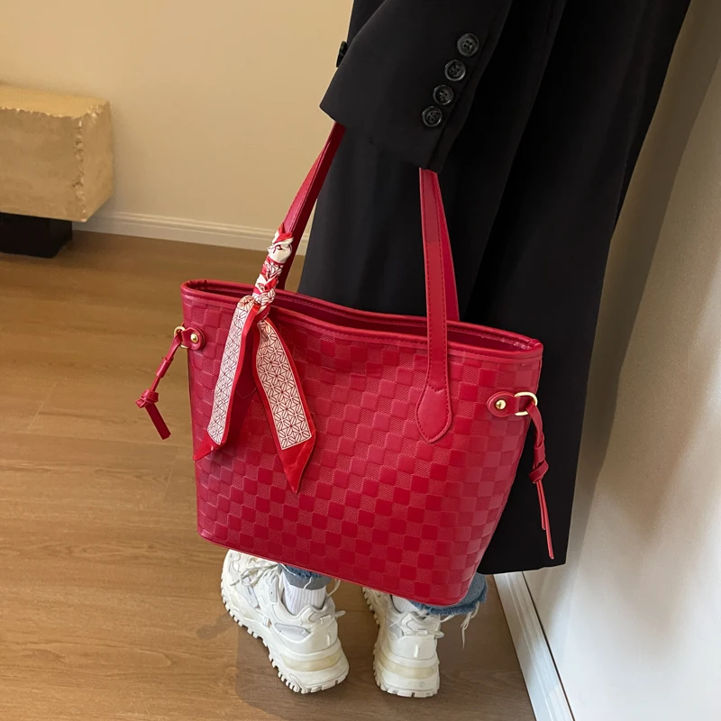 2024 New Women\'s Bag Fashion Trend Shoulder Bag Leisure Commuter Handbag Minimalist Design Red Large Capacity  New Year 가방