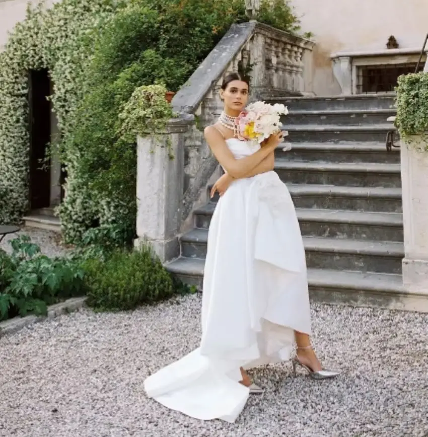 فستان زفاف رومانسي للشاطئ مصنوع يدويًا من الكريب الساتان المثالي فستان زفاف من فيستدوس دي نوفيا بحزام سباغيتي غير متماثل