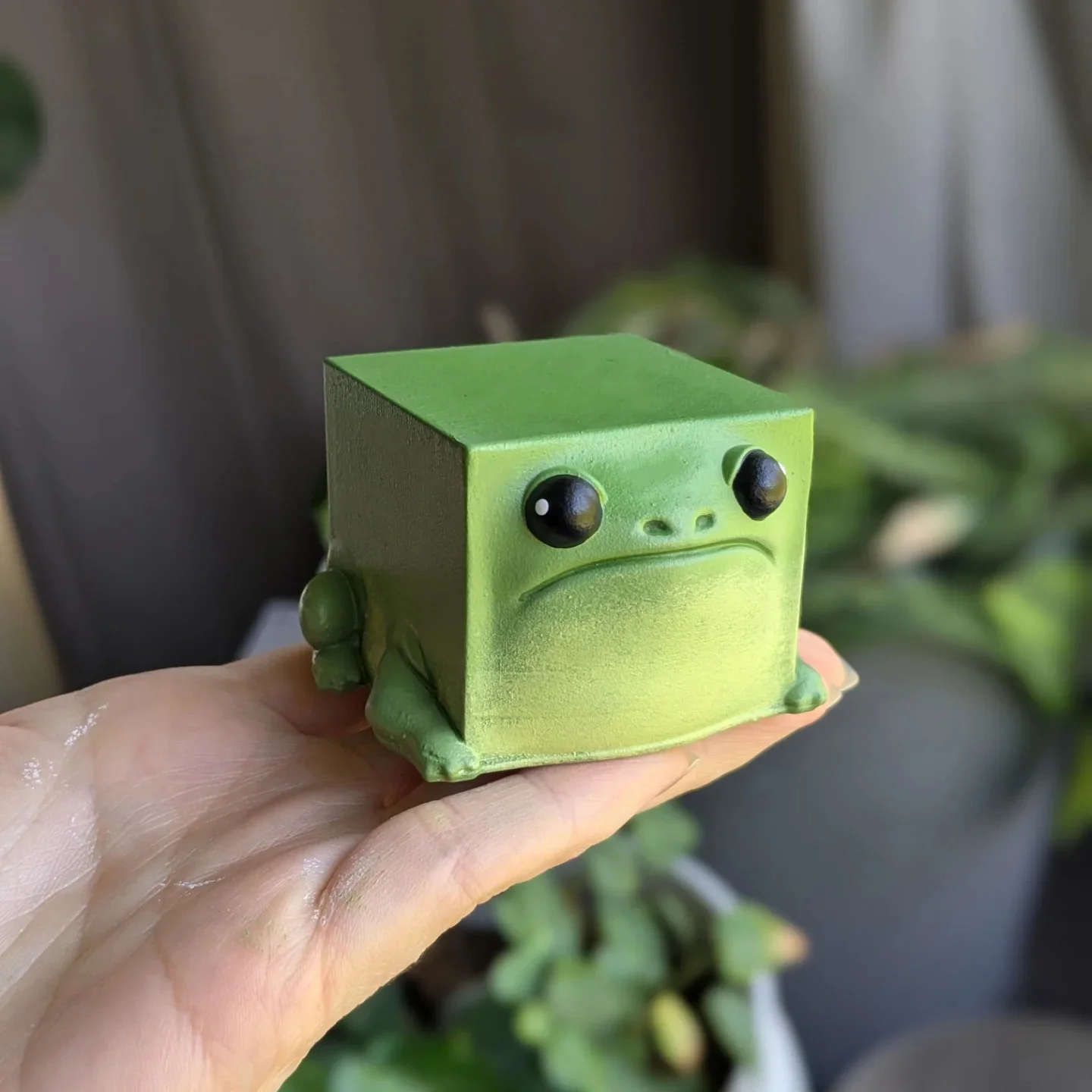 1PCS Cute frog decorations, desktop home decor, resin material handicraft ornaments, used for decorating rooms and living rooms