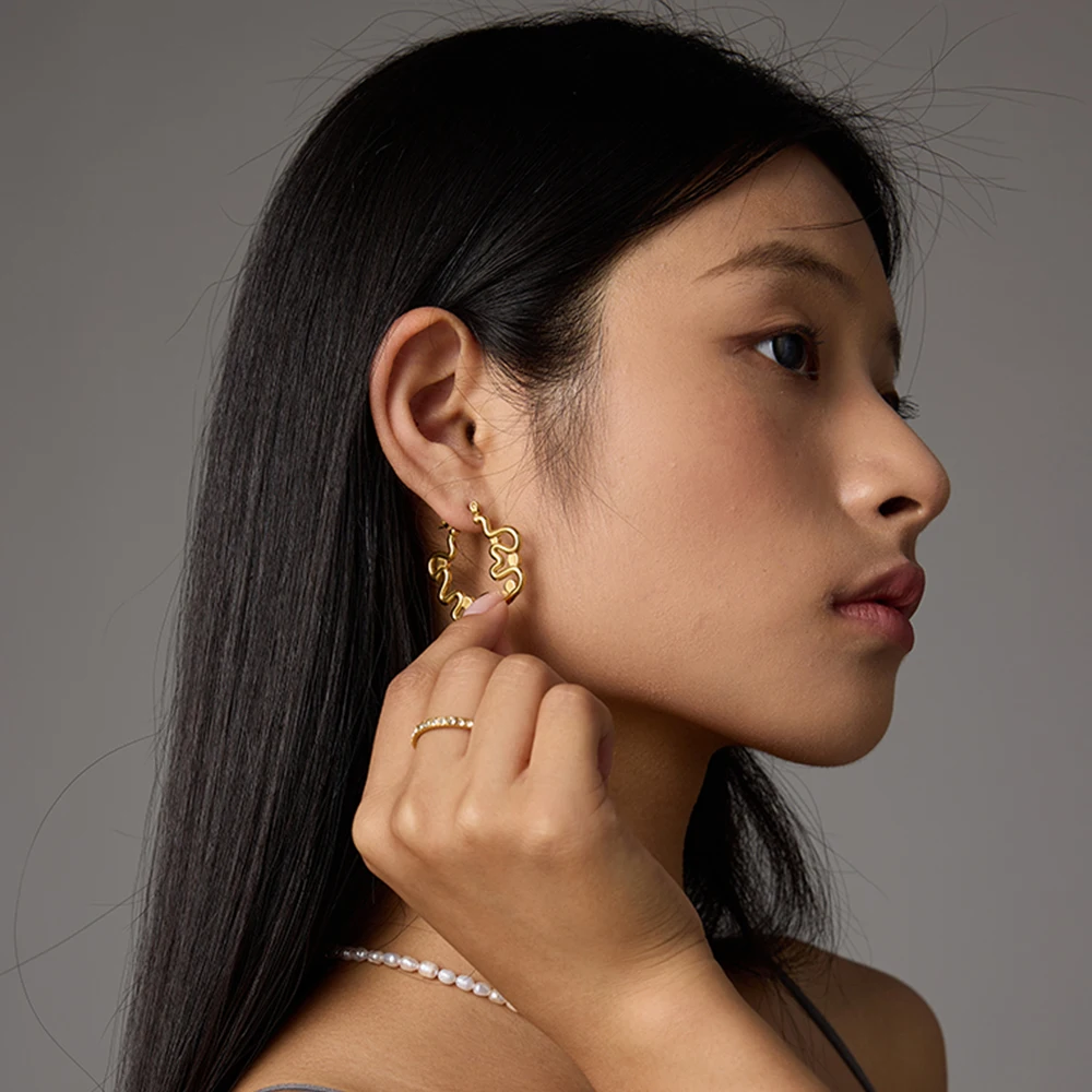 18 Karat vergoldete, gewellte Creolen aus Edelstahl, unregelmäßige, geometrische, klobige Ohrringe mit Strass-Kristallen, Schmuck für Damen – Detail 6