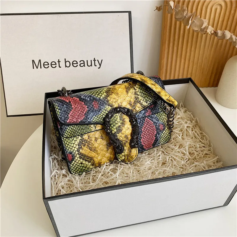 حقيبة كروس صغيرة مطرزة عتيقة جديدة لعام 2025 للنساء مكتب حرفي فاخر للنزهة الانتقالية الخالدة