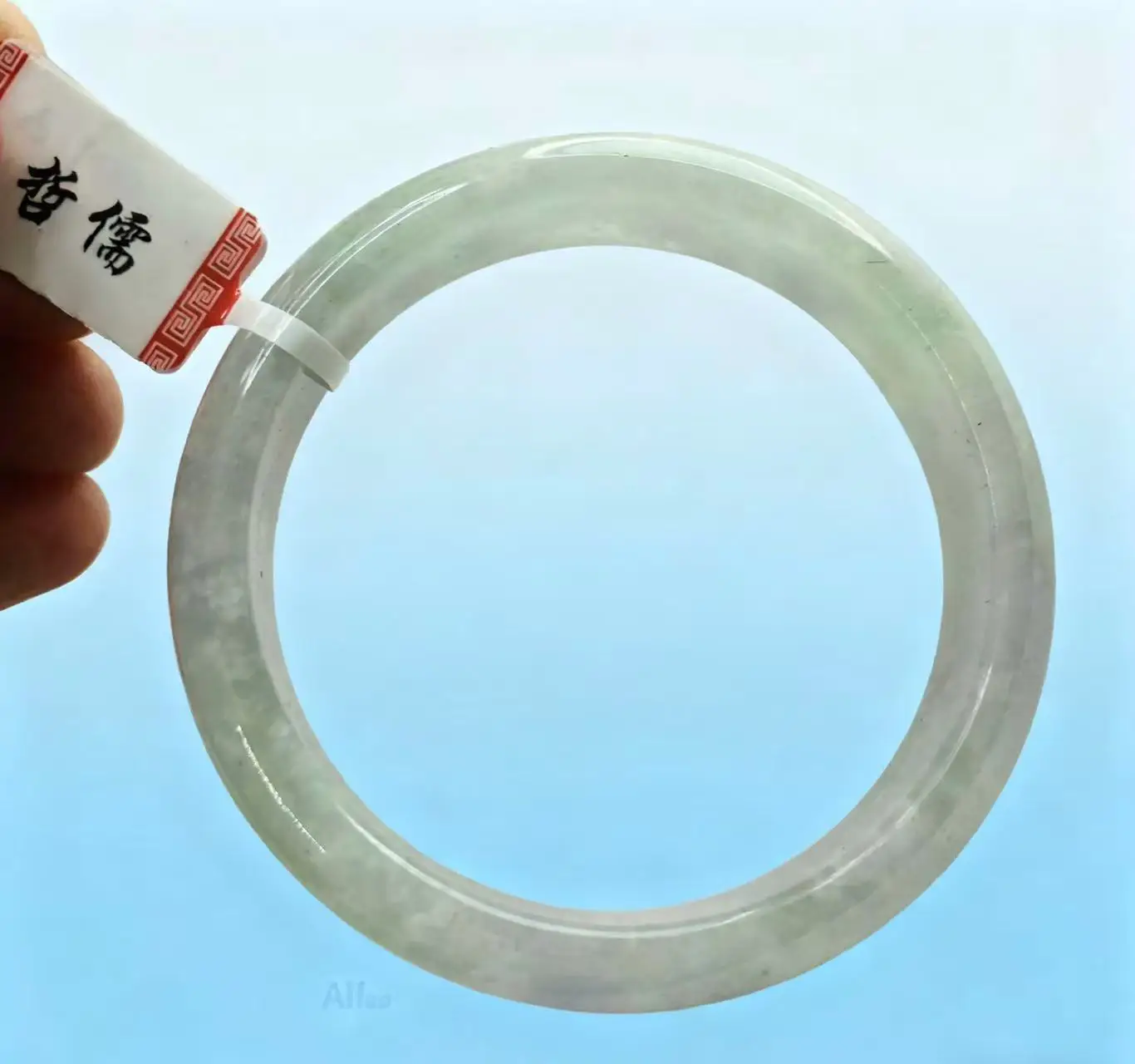 

Светлый нефритовый браслет «один на одном» для настоящей съемки диаметром 55,7 мм