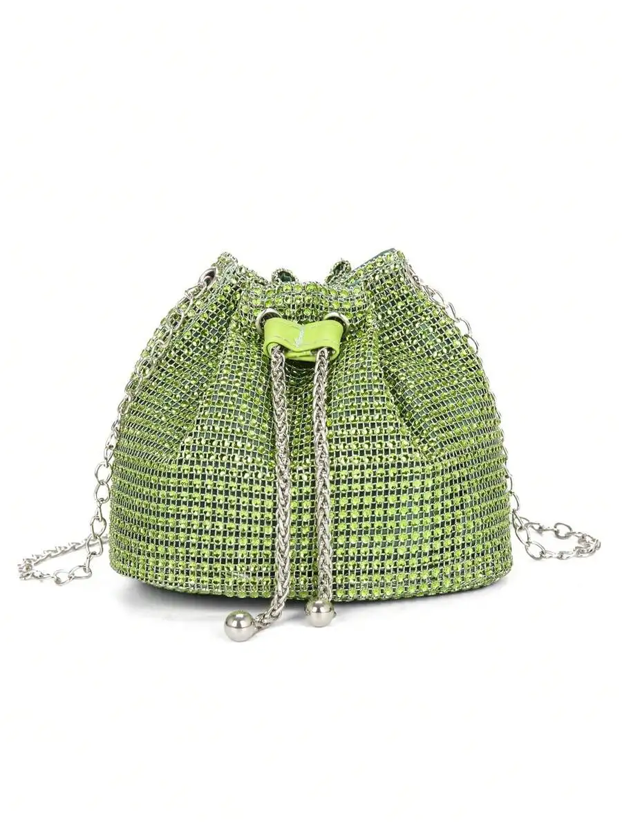 Bolso mini tipo cubo tejido con pedrería verde lima y correa de cadena metálica para fiestas nocturnas, bodas y bailes de graduación.