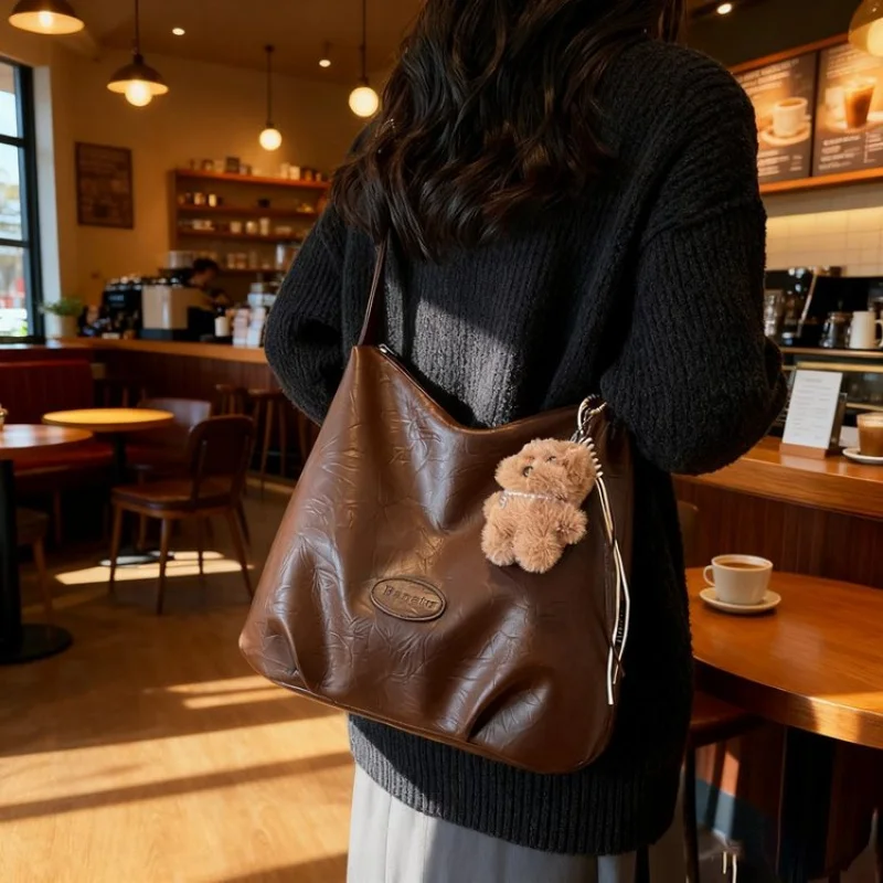 Tas Selempang Wanita Premium Berbahan Kulit Bermotif Bulan Menampilkan Tampilan Kasual Vintage Uruguay yang Rapi dan Ringan ​