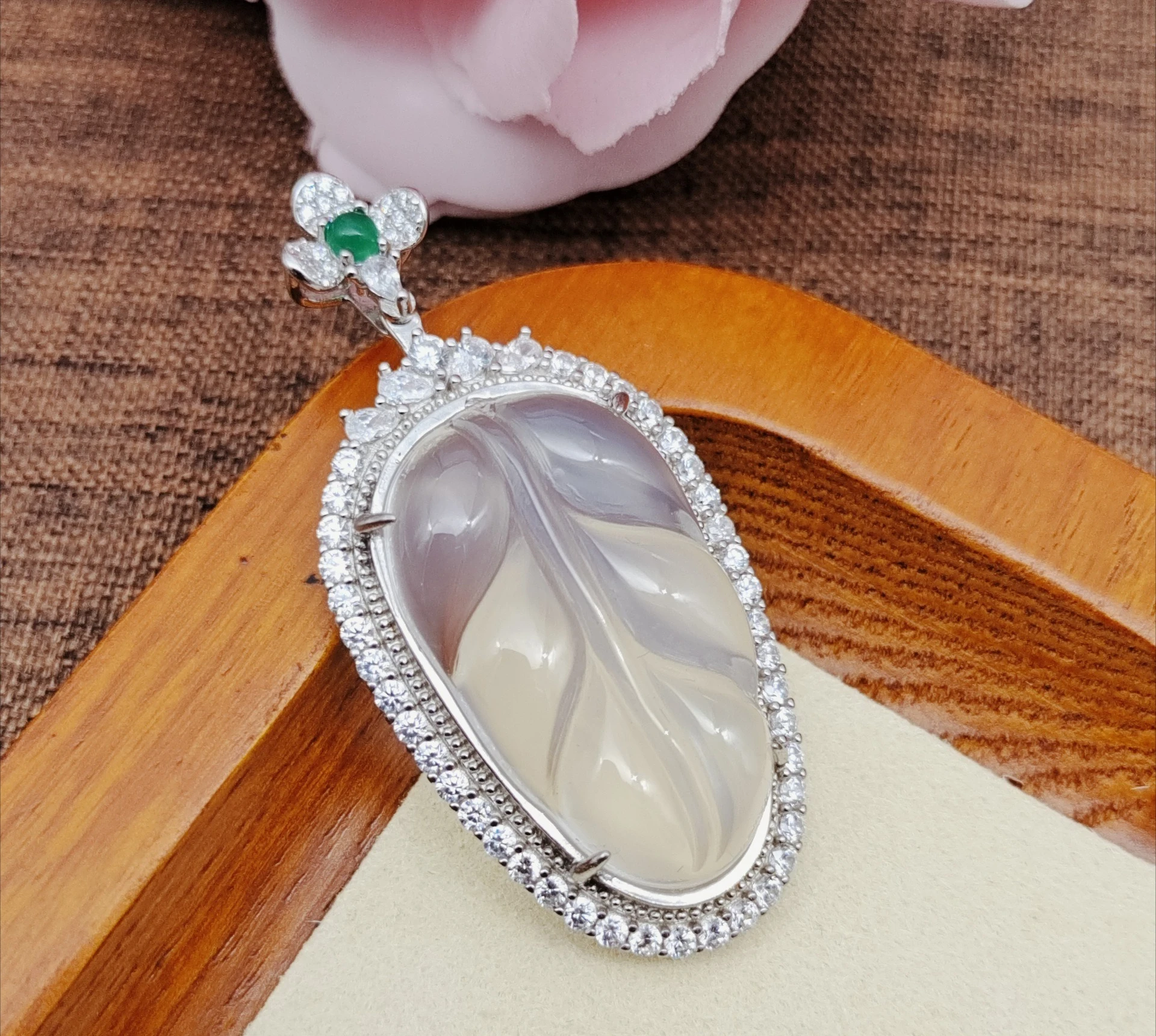 

Ожерелье из стерлингового серебра 925 пробы всего тела, инкрустированное натуральным халцедоном, кулон из агата с высоким ледяным листом и нефритом