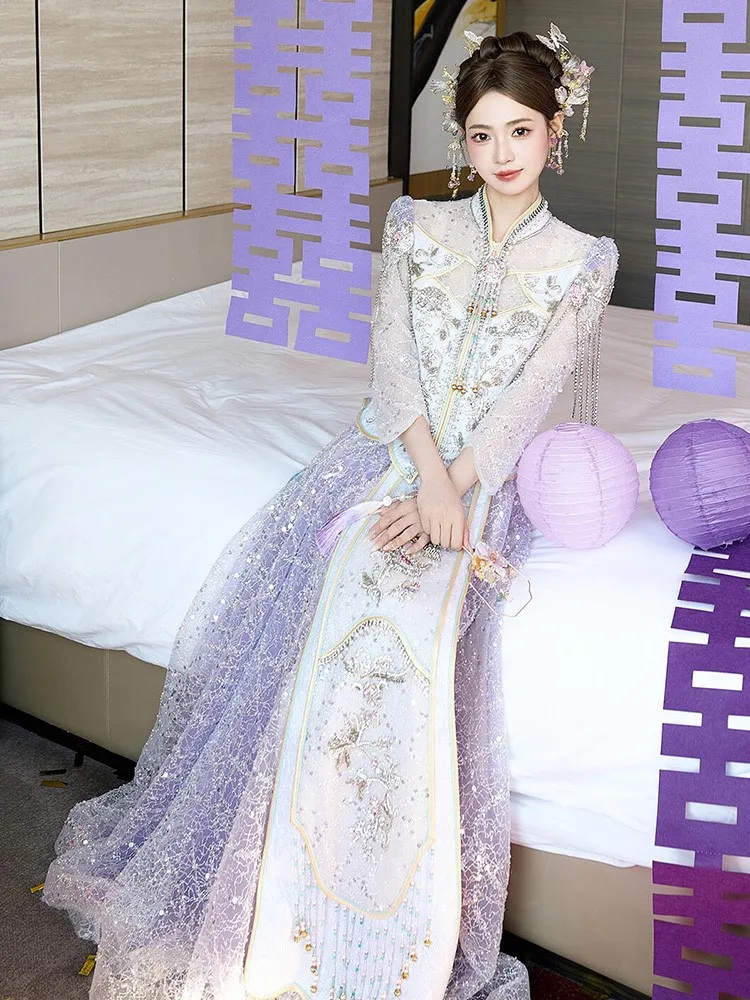 Novo estilo roxo vestido de noiva bordado pesado estilo chinês com coroa fênix e brilho rosado