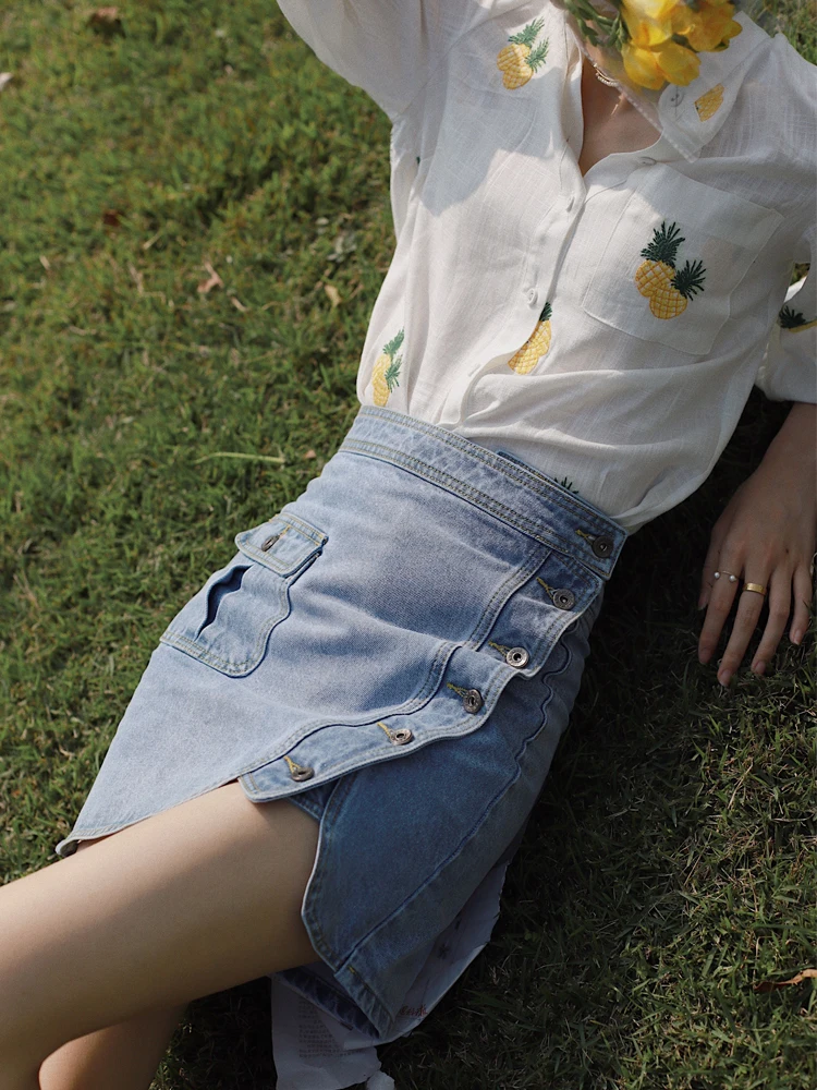 

Джинсовая юбка Otherbela с асимметричной застежкой на пуговицах, А-силуэт, с завышенной талией, утягивающая, светло-голубая, модная, в стиле блогеров