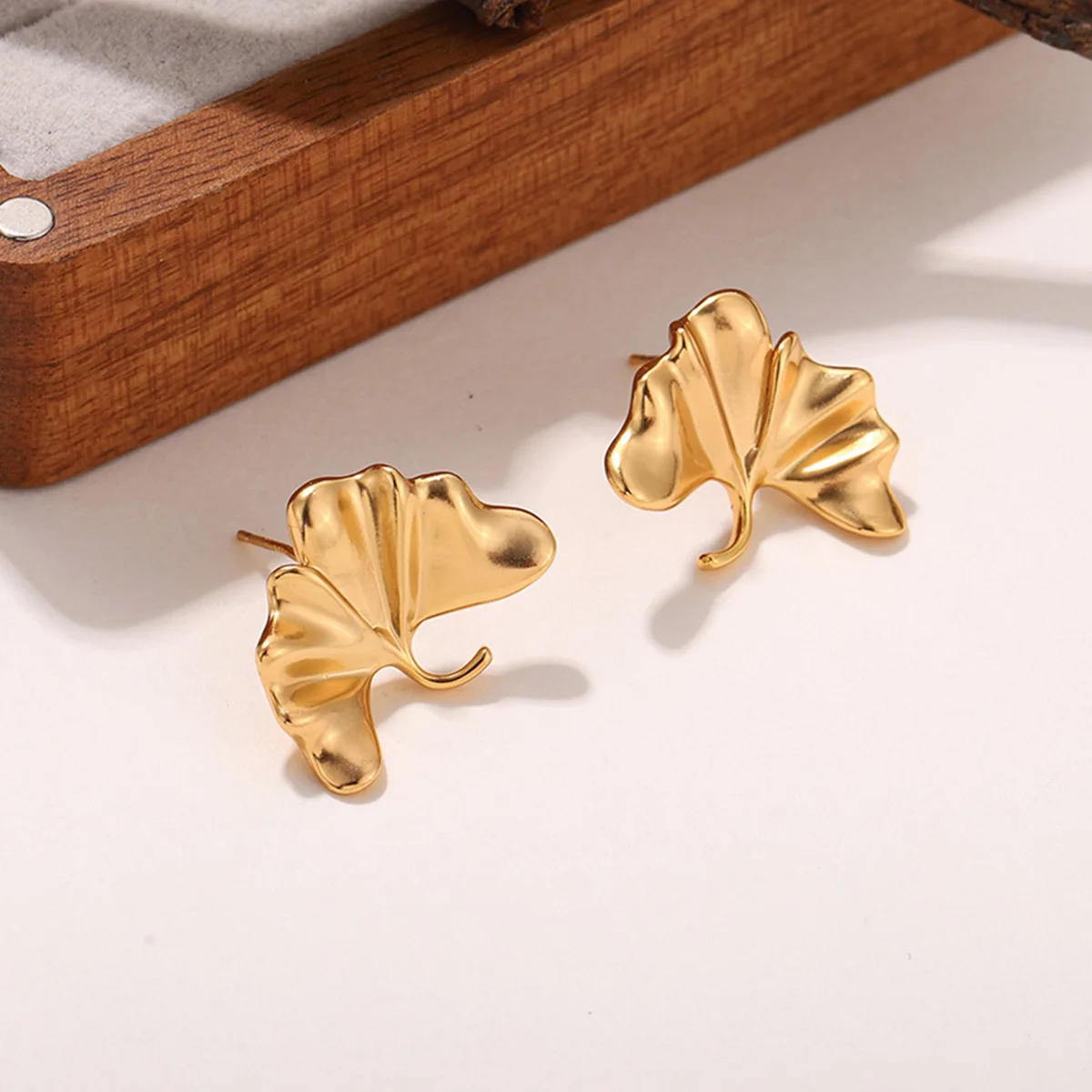 أقراط أنيقة على شكل أوراق الجنكة بيلوبا - تصميم عتيق مطلي بالذهب عيار 18 قيراط عنصر طبيعي لعيد الميلاد اليومي وعطلة الأذن #4