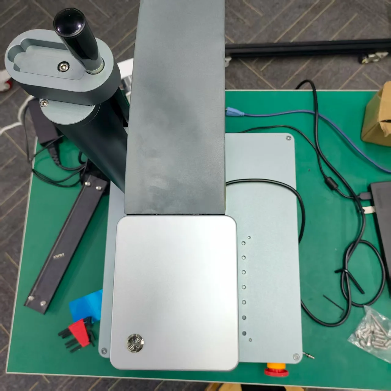 

Волоконный лазерный маркировочный станок с системой позиционирования зрения, CCD-камера для точной маркировки на предварительно напечатанных или изогнутых поверхностях