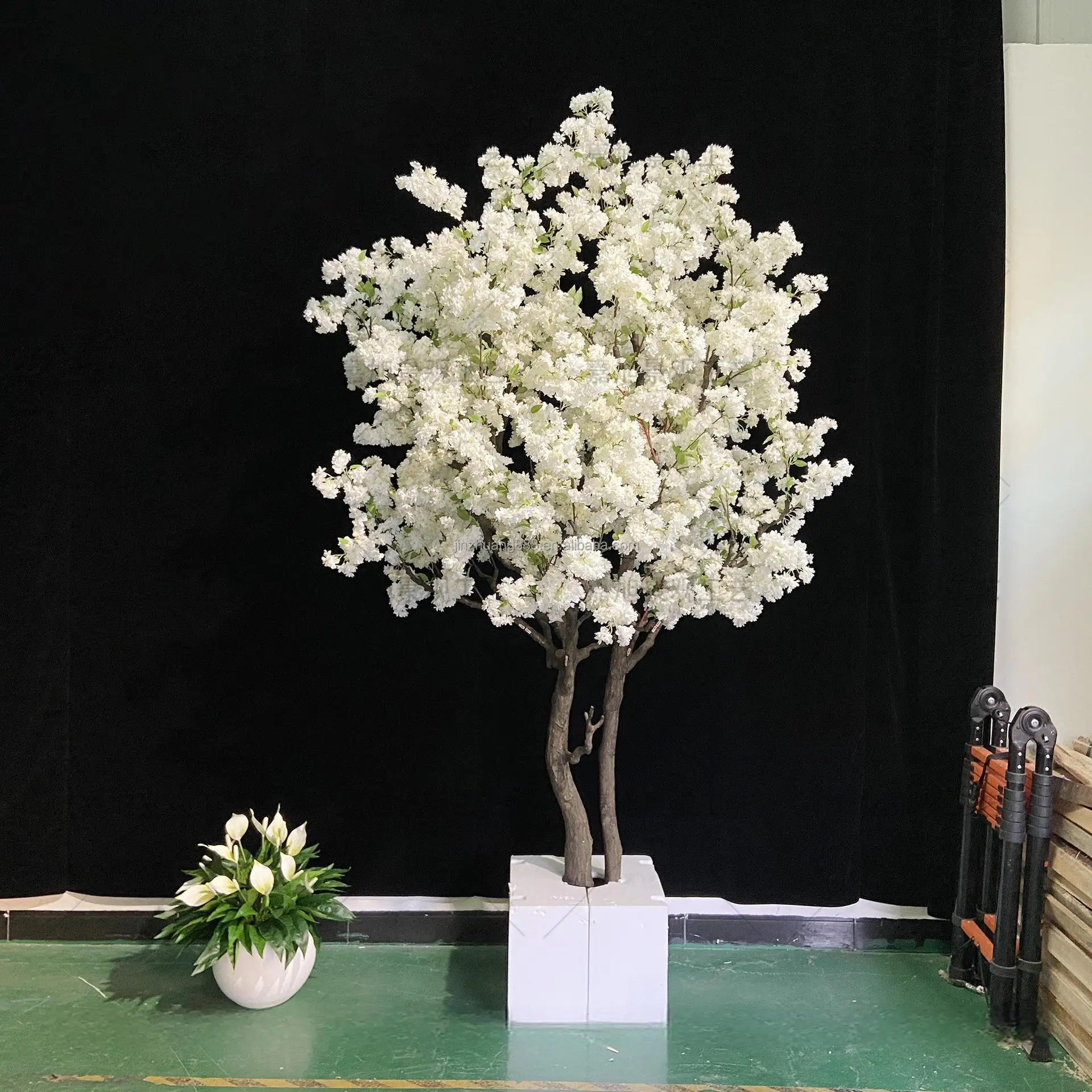 We Produce Large Artificial Cherry Blossom Bonsai Trees, Suitable for Hotels, Weddings, and Living Room Decoration.
