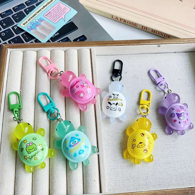 LLavero de tortuga luminosa de resina con patrón de Sanrio de dibujos animados, llavero de tortuga de Color que brilla en la oscuridad, accesorios colgantes para bolso, novia