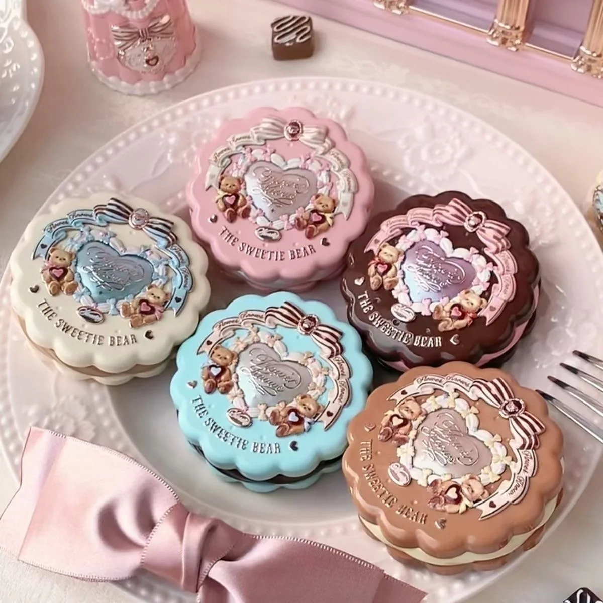 FLOWER KNOWS THE SWEETIE BEAR COLLECTION Seidensatin-Rouge-Puder für Wangenkontur und Highlight-Gesicht für ein natürliches mattes Finish