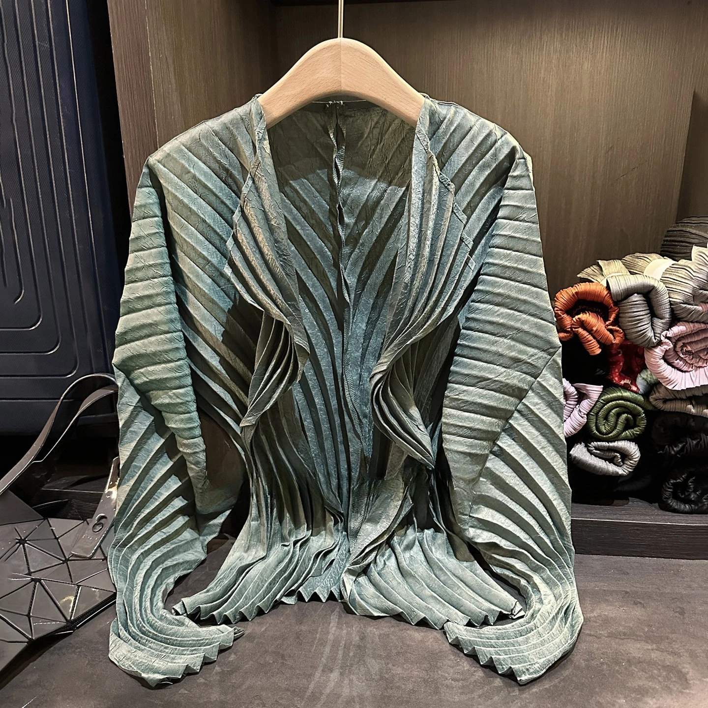 Miyake Pleated Autumn New Simple Solid Color Long Sleeved Women's Striped Pleated Collar Buttonless Cardigan Commuting Jacket