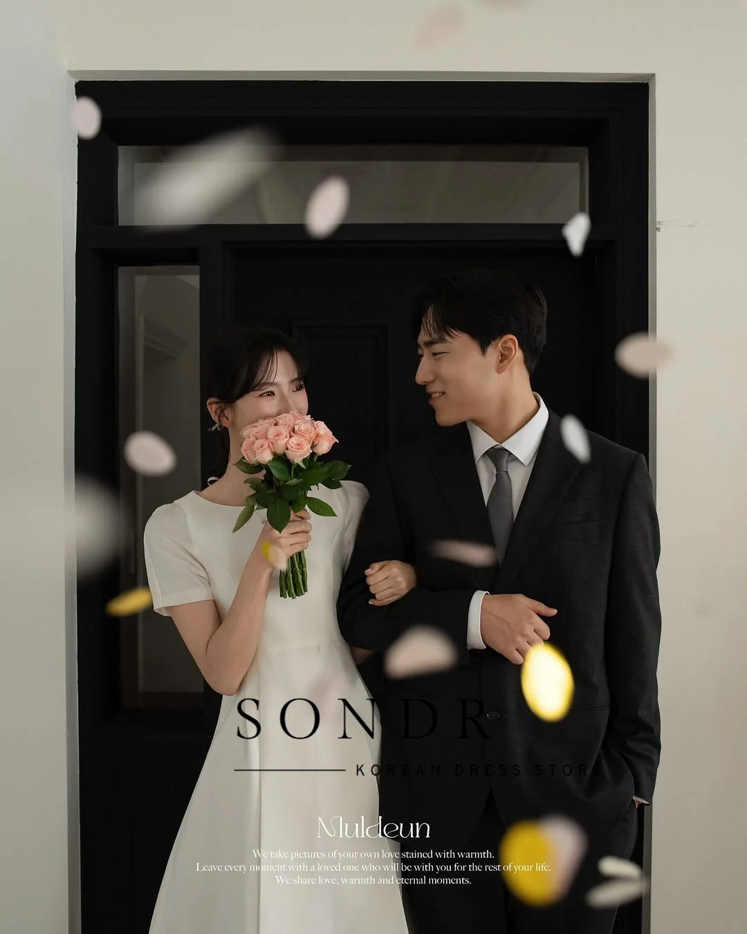 Sondr シンプルなサテン韓国のウェディングドレス スクープカラー 半袖 ブライダルガウン カスタマイズされた A ライン 写真撮影 セルフウェディングドレス