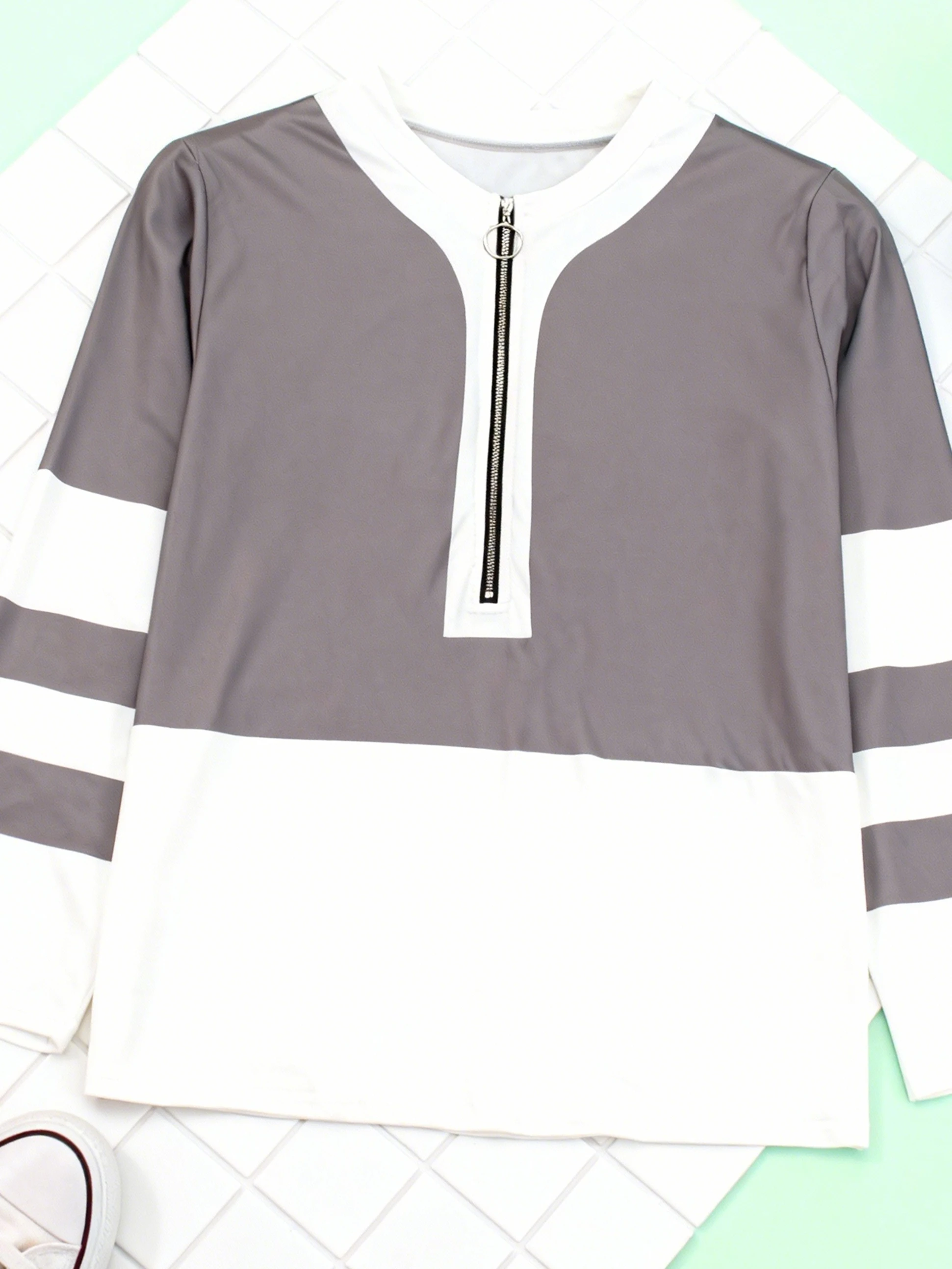 تي شيرت نسائي بأكمام طويلة، طباعة مخططة بألوان متعددة مع رقبة بسحاب، بلوزة أنيقة بمقاسات كبيرة