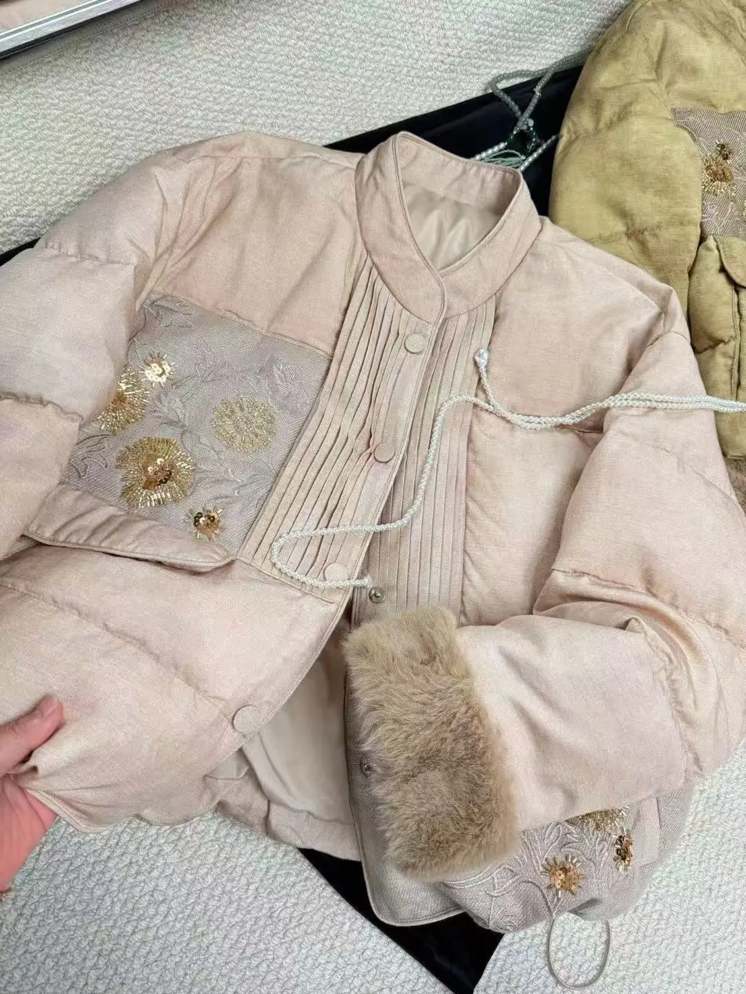 2025年冬の新作中華風婦人服 ビーズ付きリネンのおしゃれで暖かいダウンジャケット