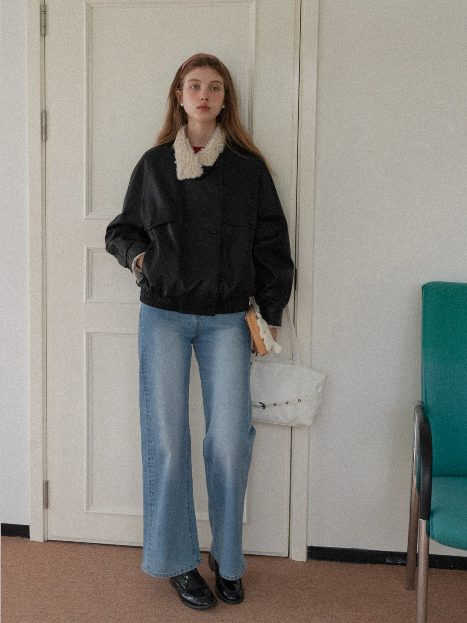 Jaqueta Fena Estilo Americano Eggka com Gola de Pele Sintética Preta, Couro PU, Forro Quente com Zíper, Manga Longa e Cai...