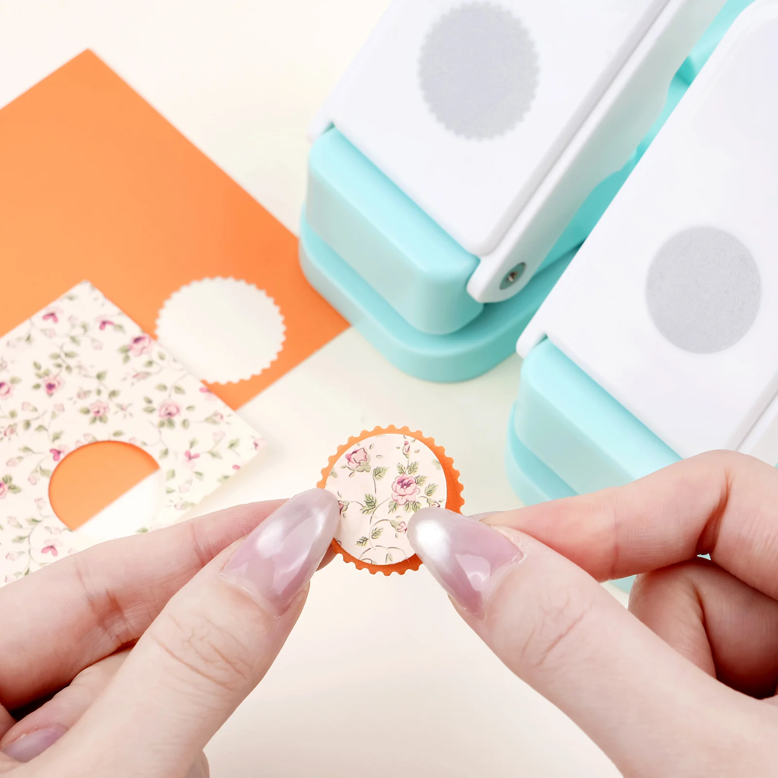 1Inch Scallop Circle Lever Puncher Layering Postage Stamp Circle Paper Punch With Alignment Cutout Design for Card Making Crafts