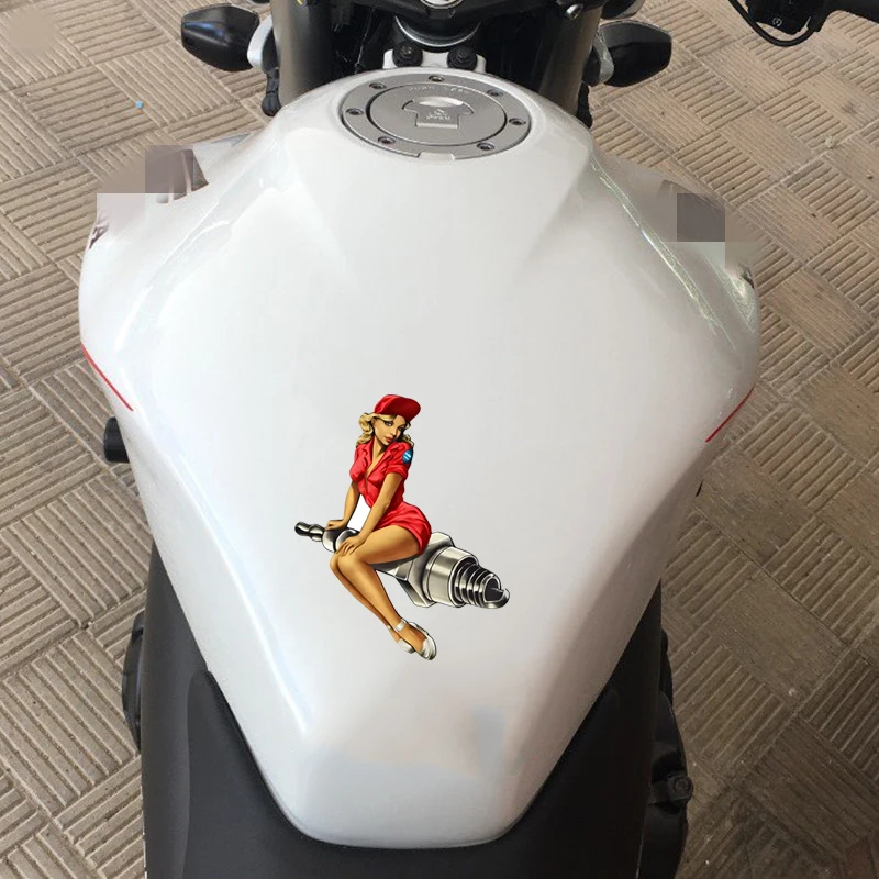 JT284 #   ملصق Spark Plug Pin Up Girl، أحمر، ملصق ممتص الصدمات لشاحنة السيارة، رسوم متحركة، رسوم متحركة، رسوم متحركة، كمبيوتر محمول، مفكرة، كوب