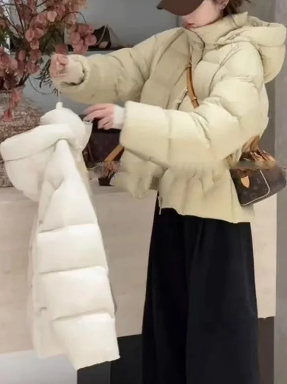 

Корейский стиль: короткая женская зимняя куртка с капюшоном, утепленная белым утиным пухом, утягивающая, теплая верхняя одежда, пушистый пуховик-пуховик (маленький размер)