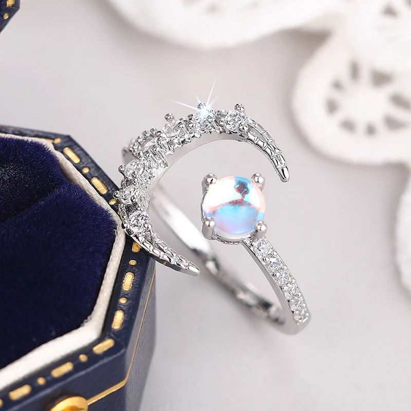 Huitan Zarter Mondförmiger Öffnungsring für Damen, simulierter Opal-Fingerschmuck, glänzender Zirkonia, verstellbares Zubehör für die tägliche Party