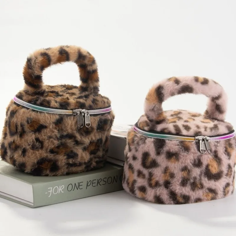 Bolsa de maquiagem com estampa de leopardo, bolsa de cosméticos de pelúcia, nova bolsa de cosméticos portátil, organizador de produtos de higiene pess