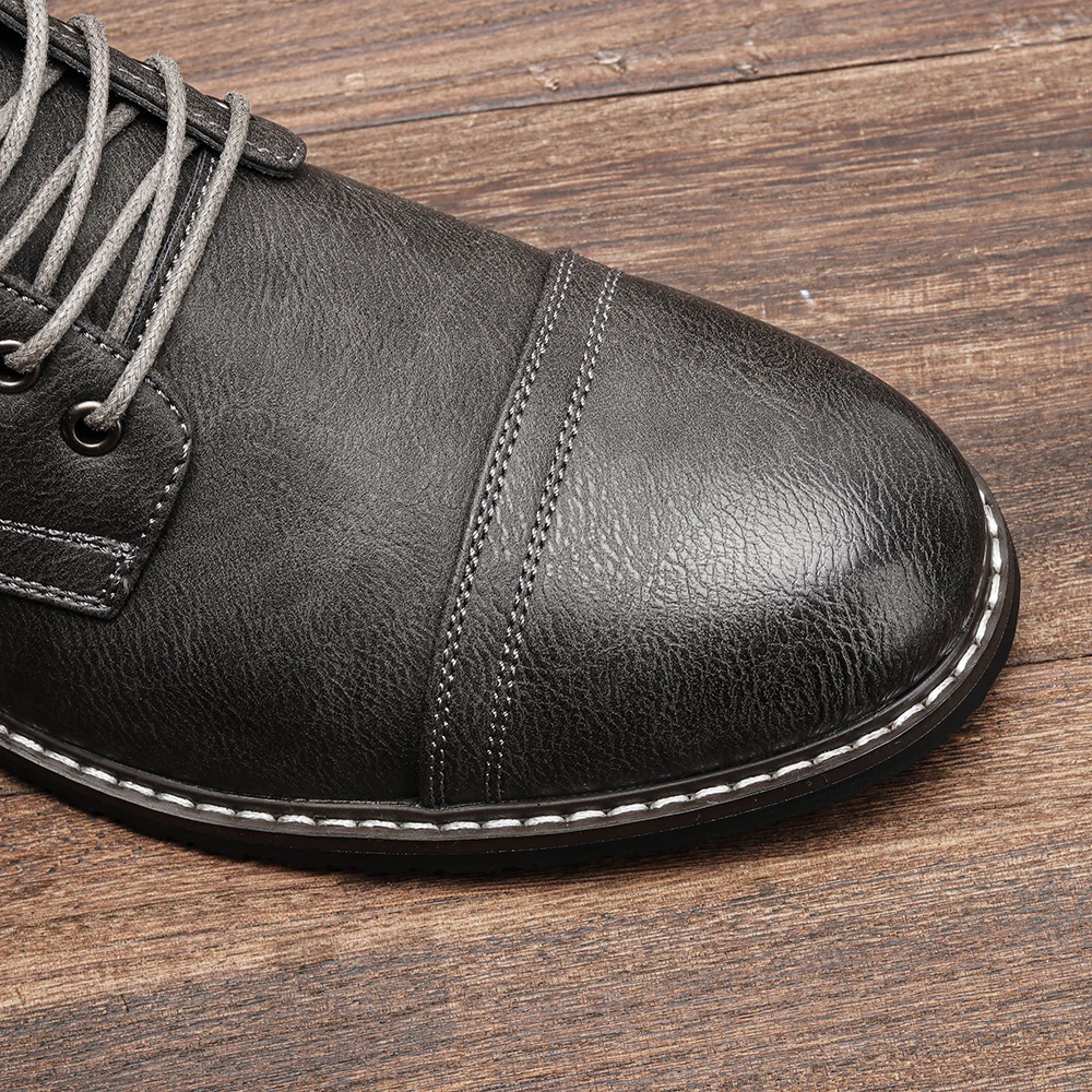 Herrenstiefel mit runder Zehenkappe, Schnürstiefel für Männer, schmale Außensohle mit niedrigem Blockabsatz, knöchelhohe Stiefel. – Detail 9
