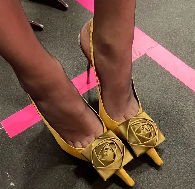 صنادل نسائية صيفية جديدة ذات كعب عالي بقصة ضيقة، عرض أزياء عصري مدبب لحفلات الزفاف 34-43 صنادل نسائية كبيرة