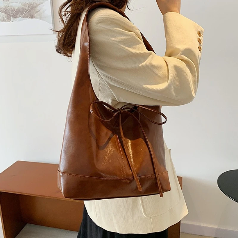 bolsa-tote-elegante-de-couro-brilhante-com-laco-frontal-bolsa-de-ombro-de-grande-capacidade-para-o-dia-a-dia-bolsa-de-axila-para-o-trabalho