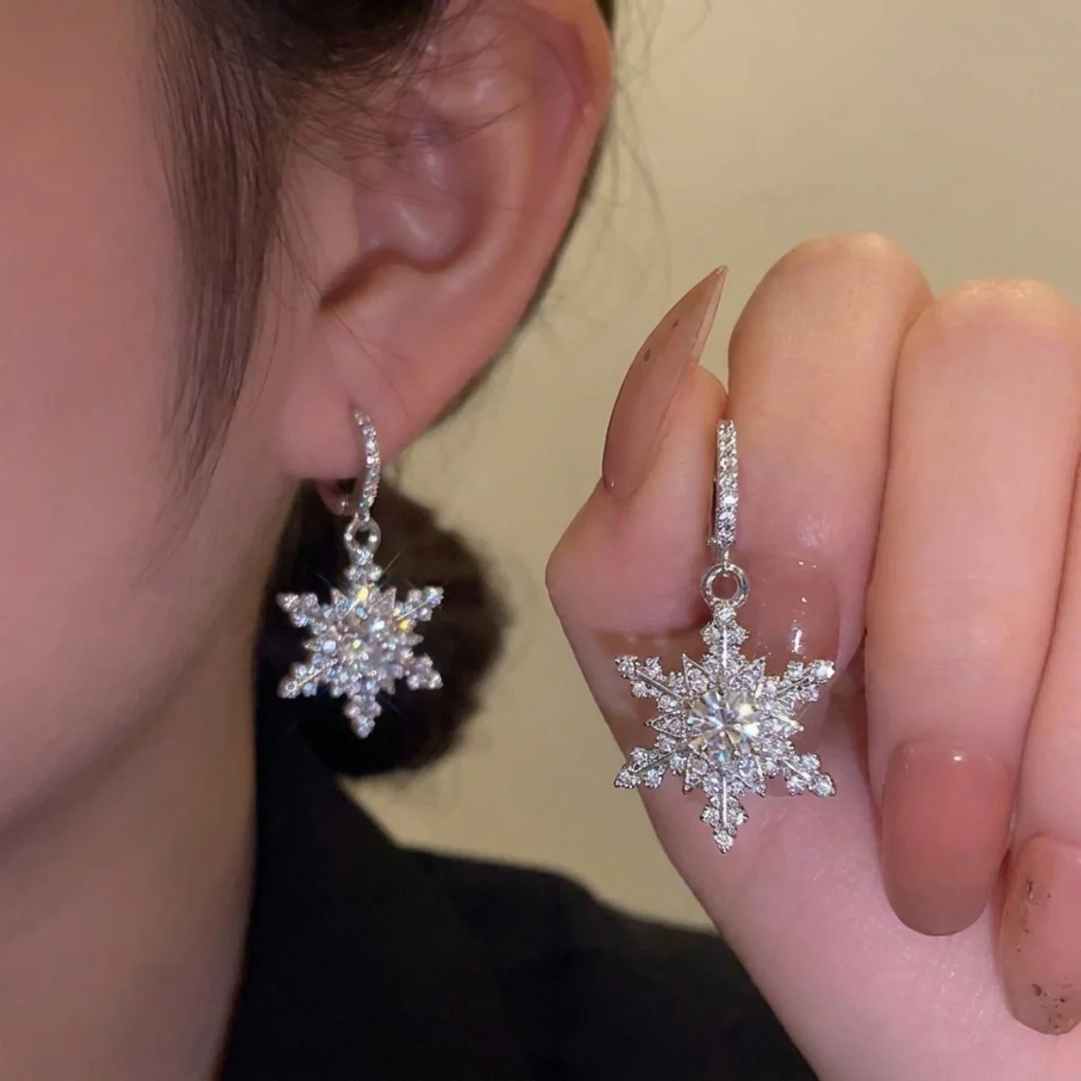 Weihnachtliche funkelnde Strass-Ohrringe mit simulierten Perlen und Schneeflocken für Damen, Neujahrsparty, Schneeflocken-Ohrringe, Feiertagsschmuck – Detail 19