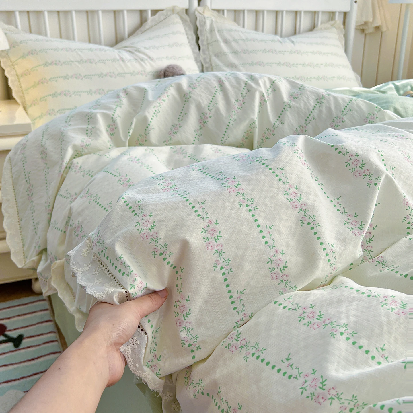 

3-piece lace all-cotton quilt cover and 2 pillowcases (without cores) are soft and comfortable, suitable for all seasons