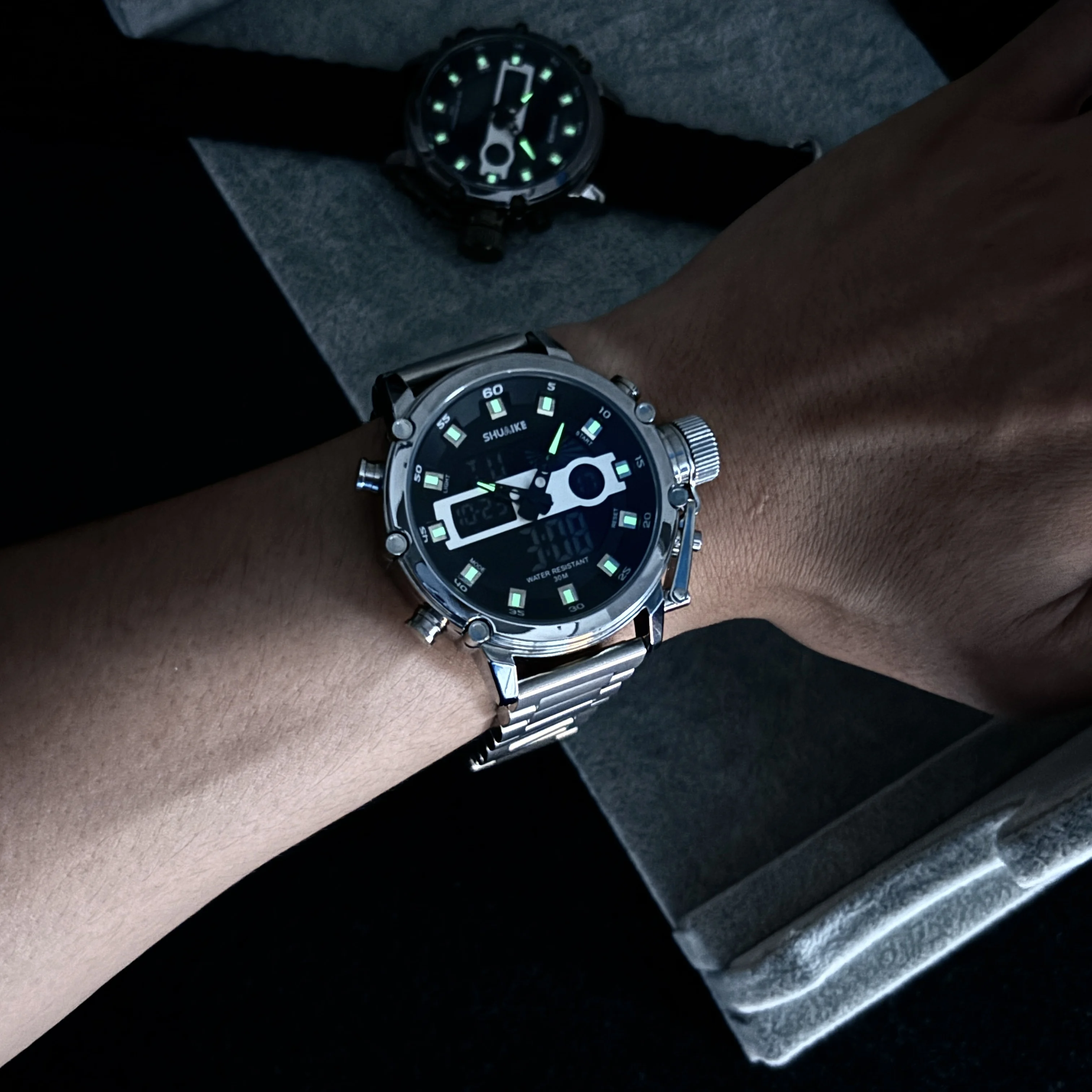 Orologi da uomo d'affari Orologi in lega da uomo di moda di lusso Orologi impermeabili multifunzionali Orologi digitali al quarzo con doppio display