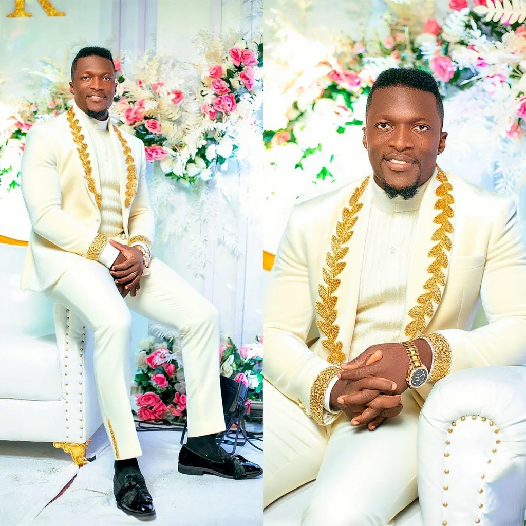 

Golden Appliqued Men Wedding Suits 2 Pieces Plus Size Groom Suits Formal Prom Party Show Pants Tuxedos