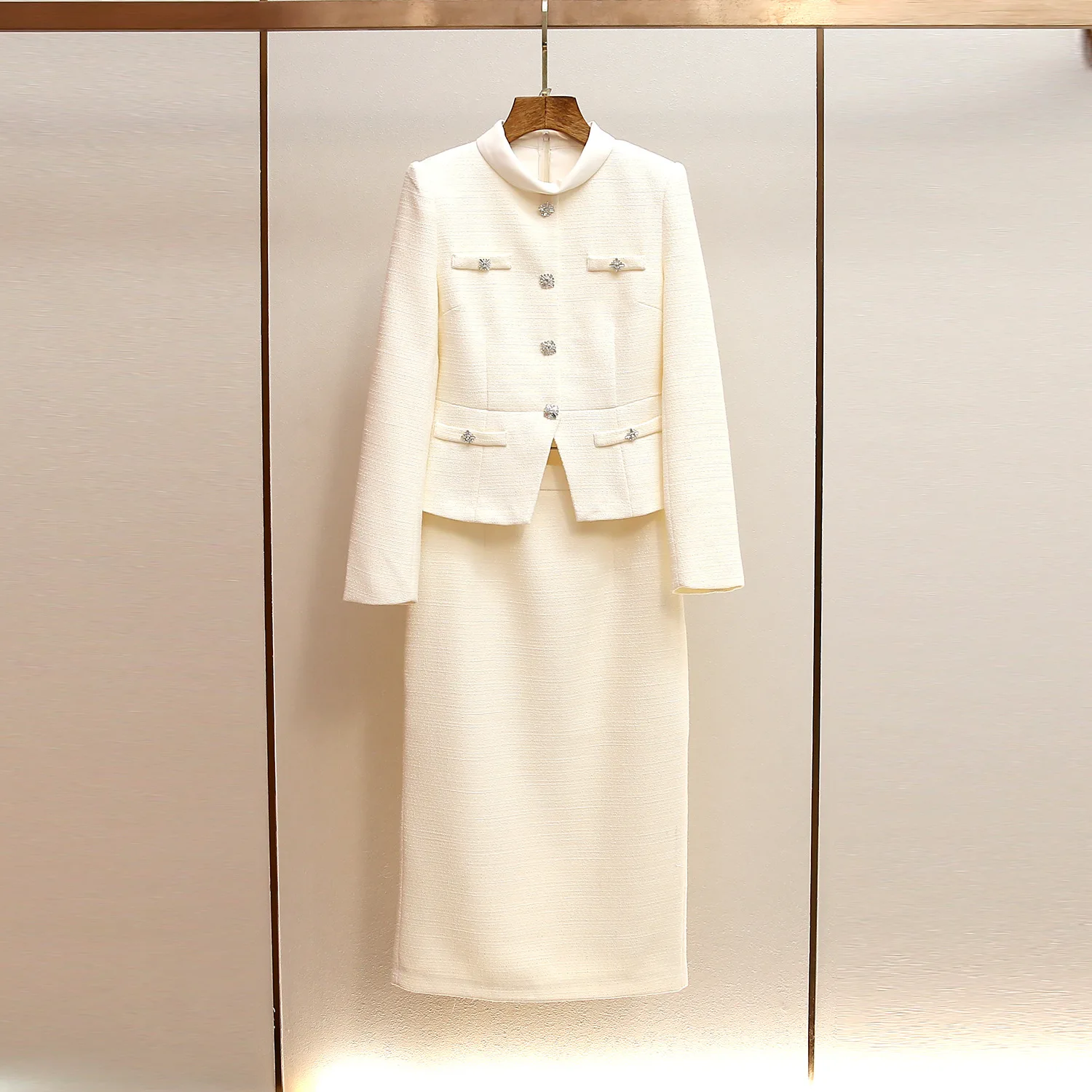 

Женский комплект из двух предметов класса люкс (Осень-Зима 2026) – облегающий топ с длинным рукавом и юбка-карандаш с оборками