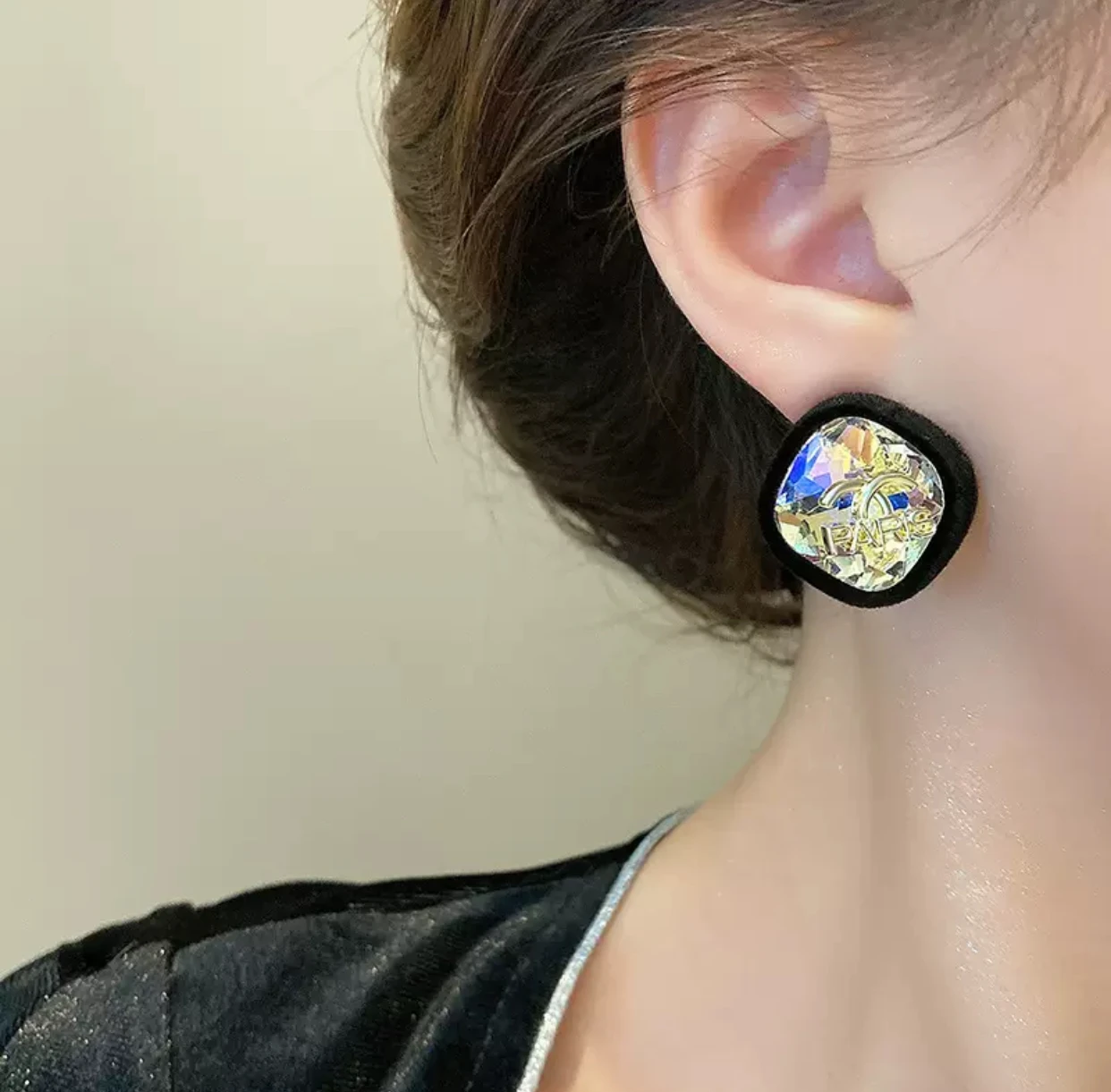 

2.4 * 2.4 cm luxurious design earrings for women, small niche design, versatile earrings, bestseller, high-end ear accessories