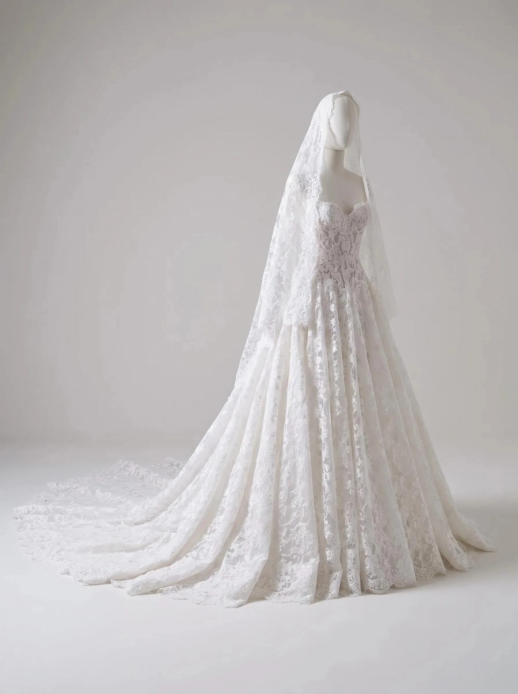 A Line Lace V Neck with Veil Wedding Dresses Chapel Train for Bride 2027 Dipping V Waistline Bridal Gowns Customized