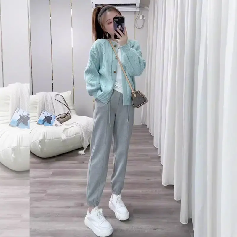 Autumn and Winter Women's White Base Sweater 2024 New Sweater Knitted Cardigan High-end Outfit Light Blue Jacket Two-piece Set