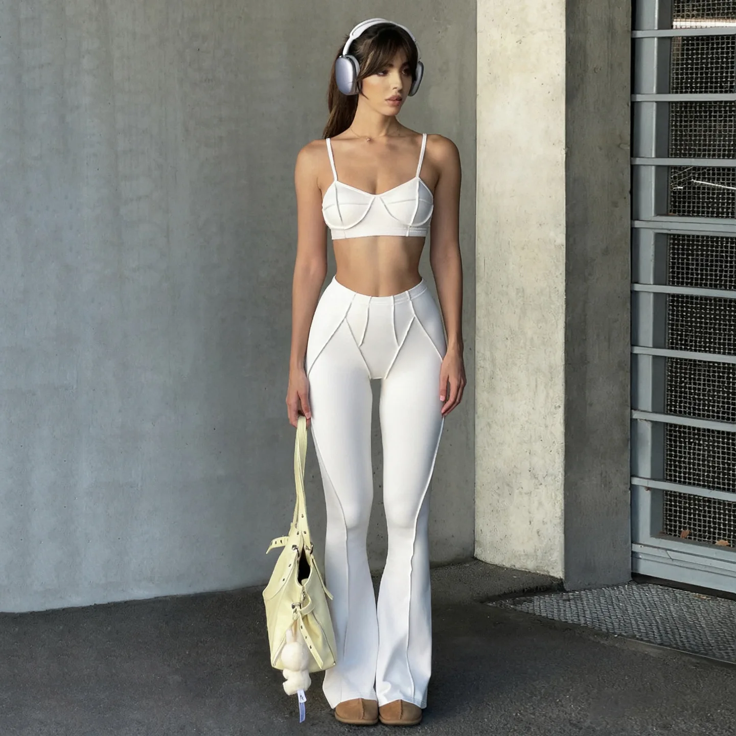 Conjunto deportivo de nuevo estilo europeo y americano, pantalones deportivos con tirantes para Yoga y Fitness, pantalones largos ajustados micro acampanados, conjunto de dos piezas para mujer