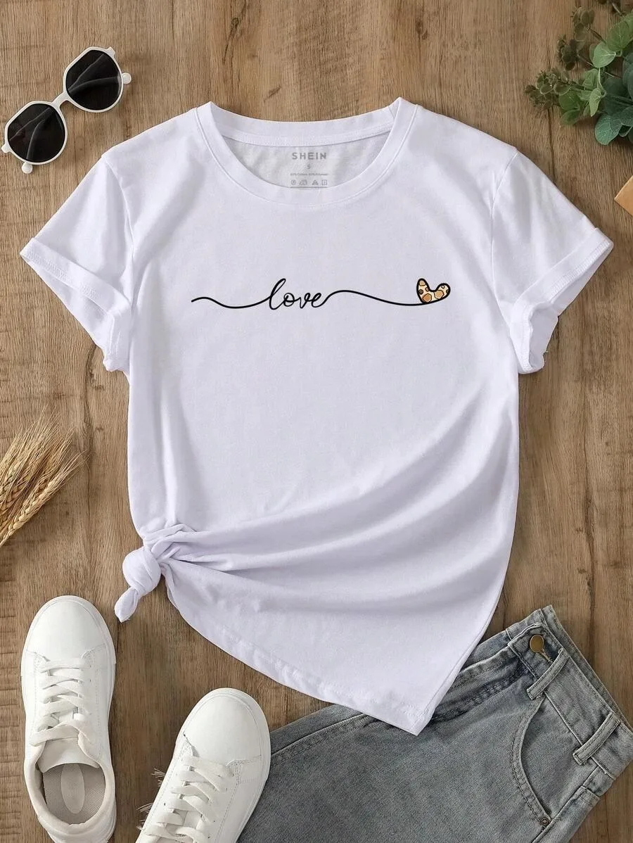 Minimalistyczna koszulka z grafiką „love” w rozmiarze plus size, krótki rękaw z nadrukiem w kształcie serca w panterkę