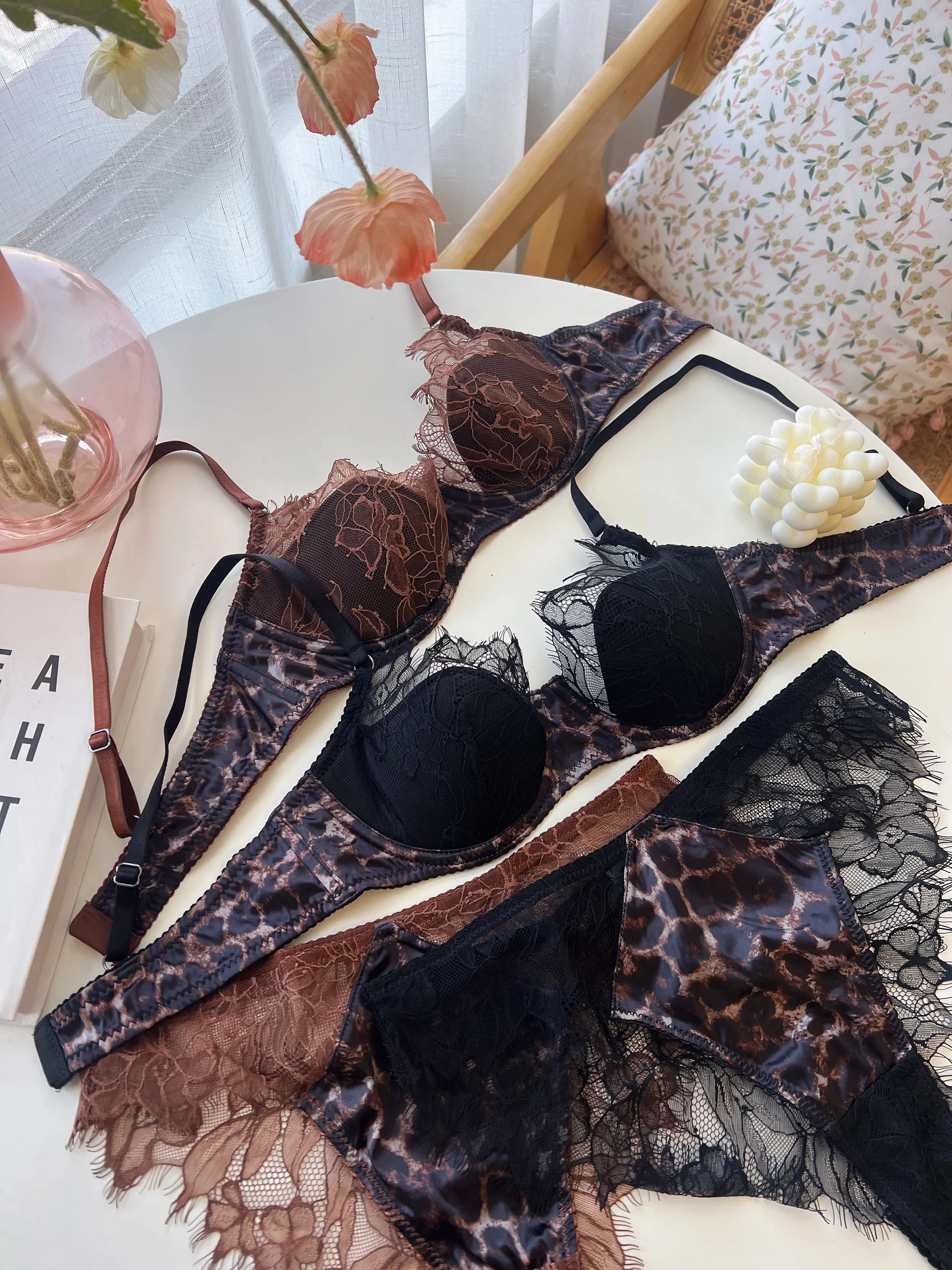 

Сексуальное кружевное атласное нижнее белье с леопардовым принтом, комплект нижнего белья с большой грудью, маленькое мягкое стальное кольцо, комплекты бюстгальтеров с поддержкой сверху