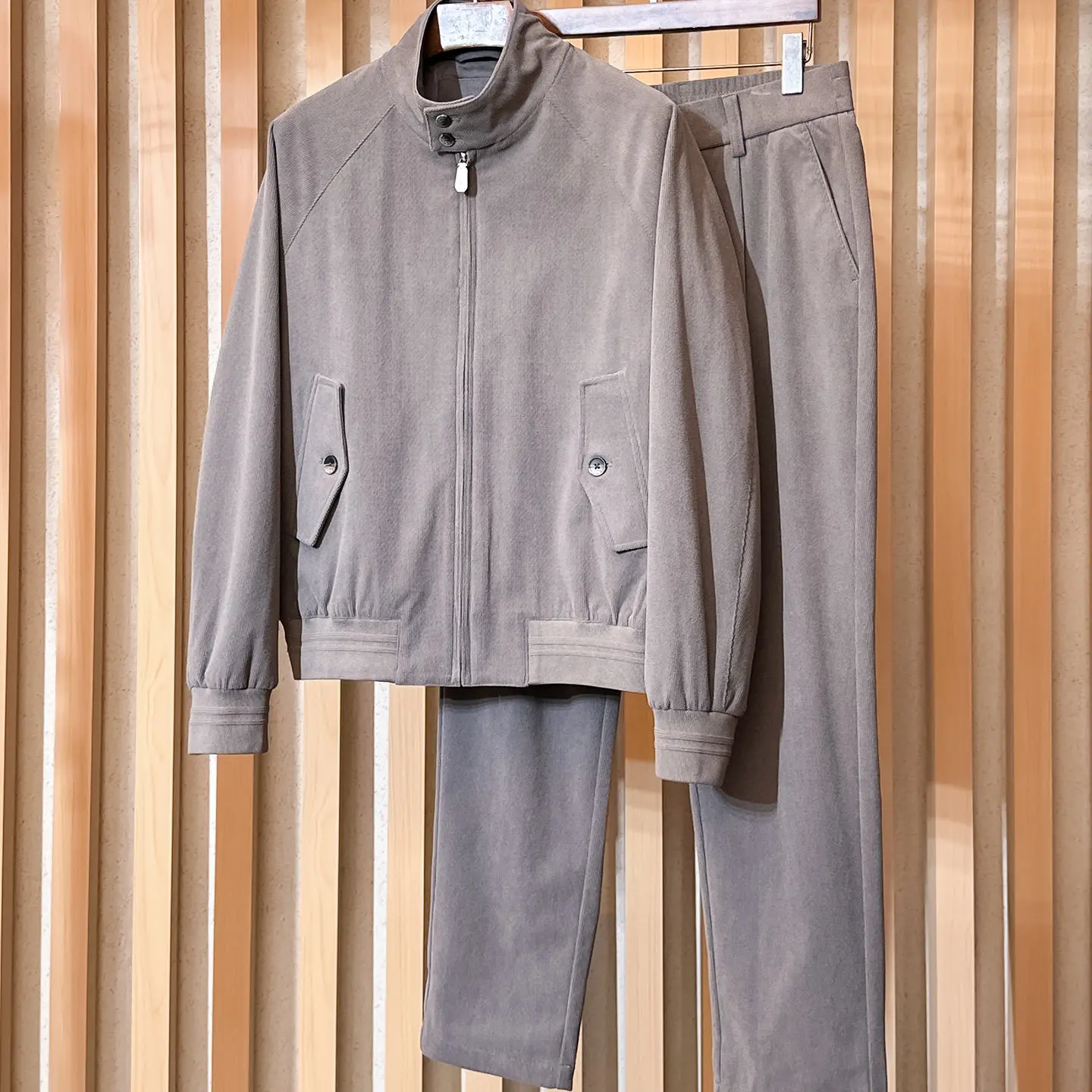 

Комплект прямых брюк с воротником-стойкой и воротником-стойкой LP Italy 25aw